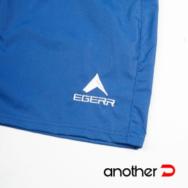 Celana pendek biru